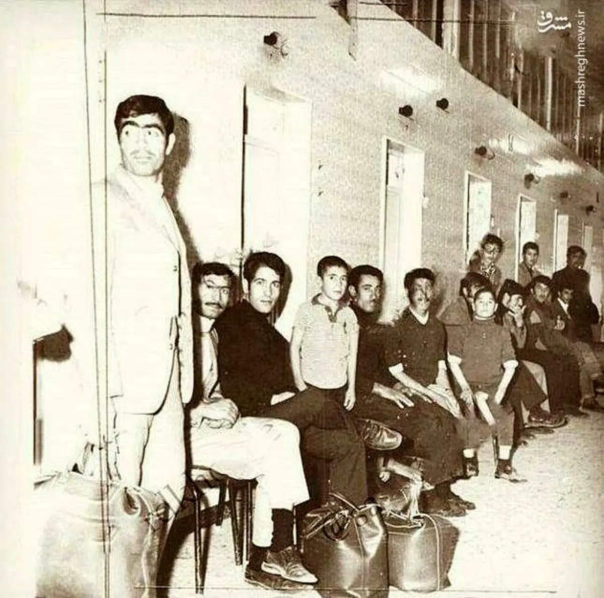 عکس | صف حمام نمره در تهران دهه ۵۰