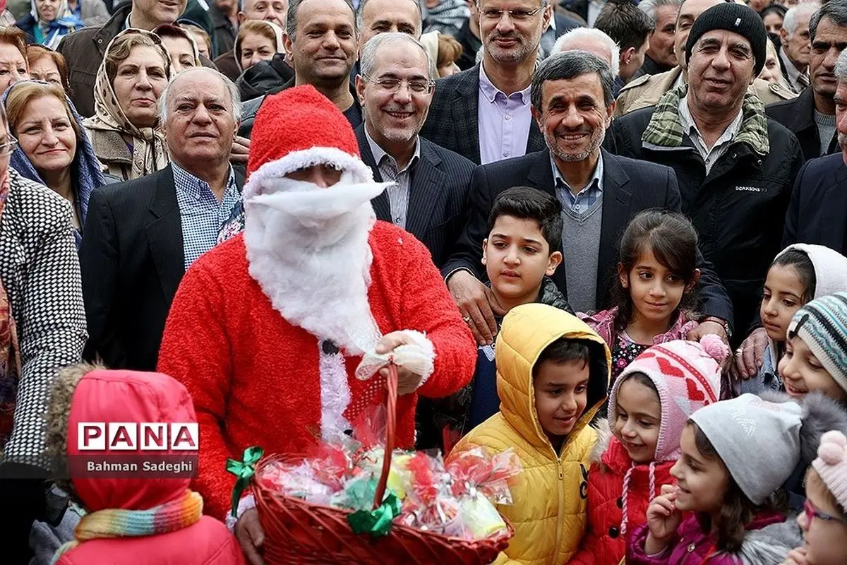تصاویر | عکس یادگاری احمدی‌نژاد با بابانوئل