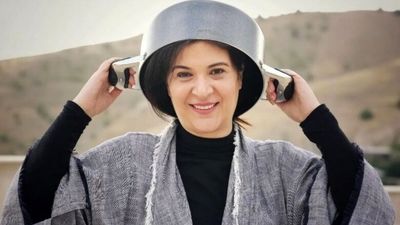 ابوالفضل رجبی، بازیگر نقش بهروز در سریال پایتخت، بر مزار مادربزرگش