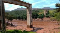 لحظه هولناک شکستن سد و بلعیدن قطار باری در برزیل
