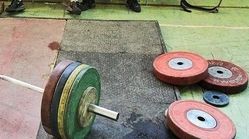 تفاوت هیکل وزنه‌برداران فوق سنگین و سبک وزن در یک عکس