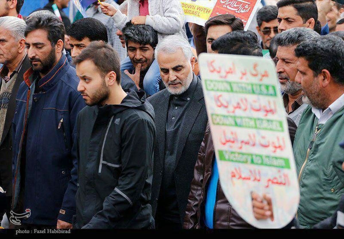 عکس | سردار سلیمانی در راهپیمایی کرمان