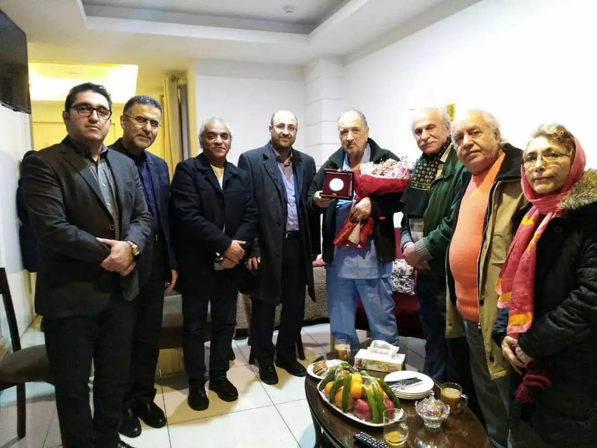 عیادت بازیگران ایرانی از ژان‌کلود کَریِر در بیمارستانی در تهران