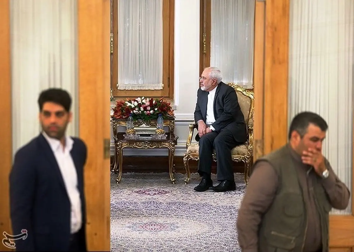 جمع‌آوری امضا در مجلس و استعفا دسته‌جمعی در وزارتخانه؛ آقای ظریف برگرد!