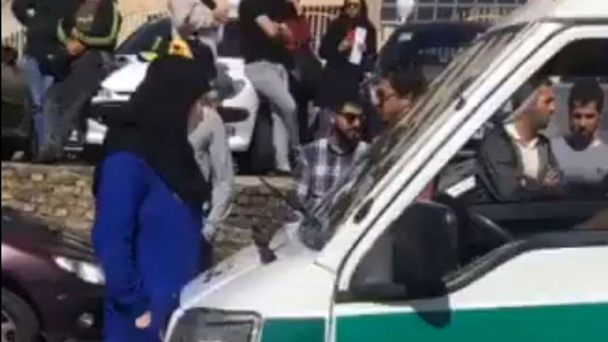 تصادف پژو پارس با ون گشت ارشاد باعث مرگ دو نفر شد