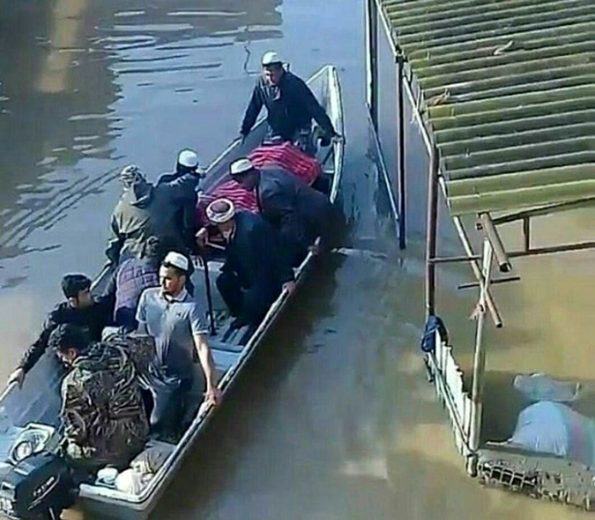 عکسی عجیب از بدرقه پیکر مادر دو شهید در سیل آق‌قلا