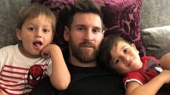 مسی و پسرانش در حال رفتن به عید دیدنی
