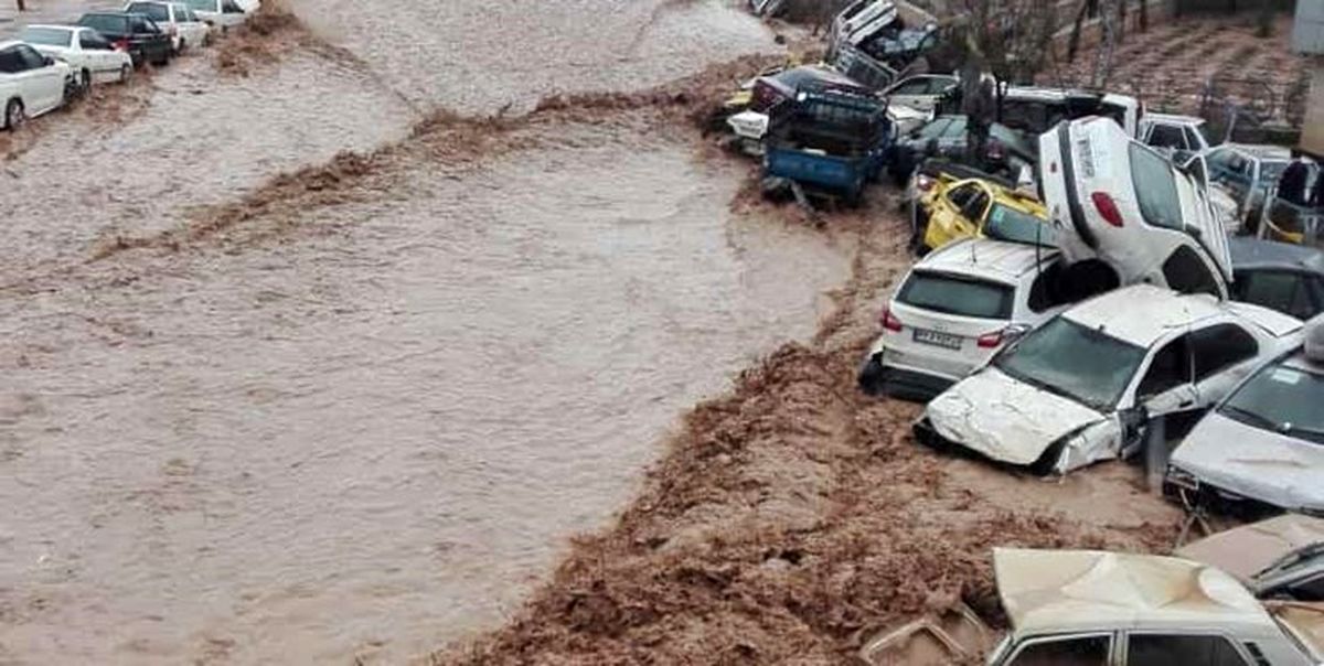 سیلاب ۲۰۰خودرو را در دروازه قرآن شیراز با خود برد