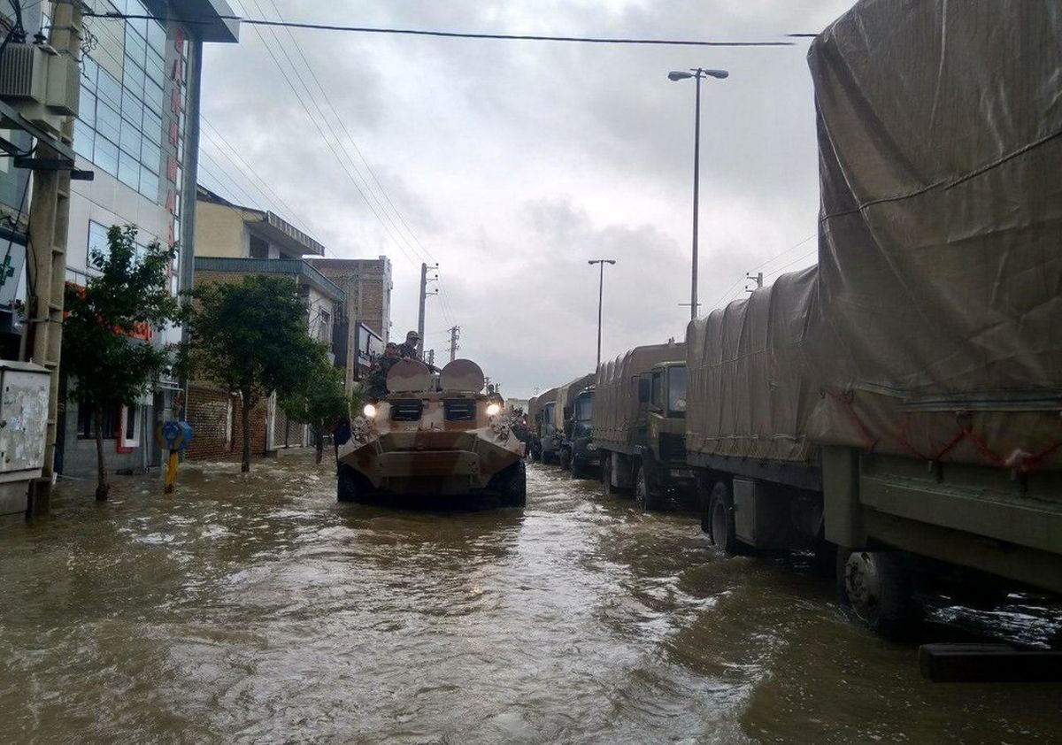 نفربرهای BRT ارتش در حال امدادرسانی به سیلزدگان