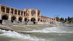 هشدار! زاینده‌رود در حال طغیان است