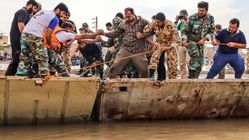 تصاویر جالب از همکاری ارتش و ملت در ساخت پل شناور