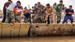 تصاویر جالب از همکاری ارتش و ملت در ساخت پل شناور