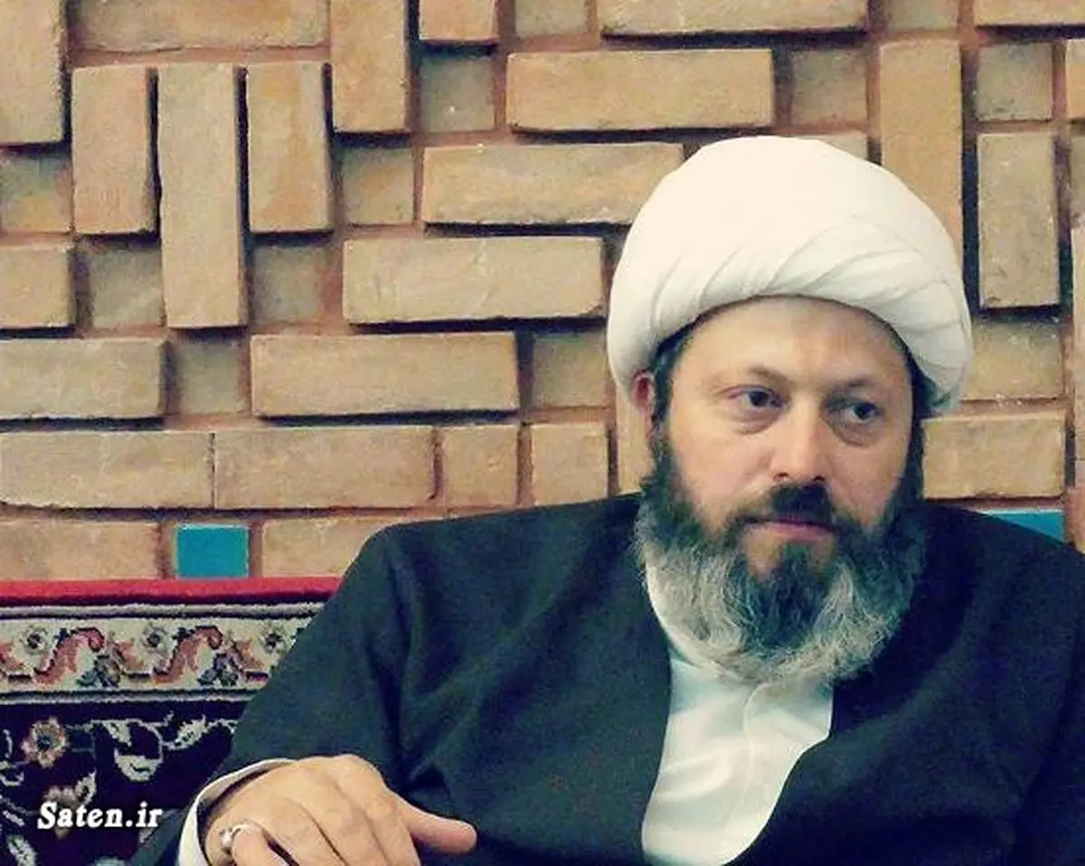 آوازخوانی یک روحانی در پشت صحنه برنامه تلویزیونی