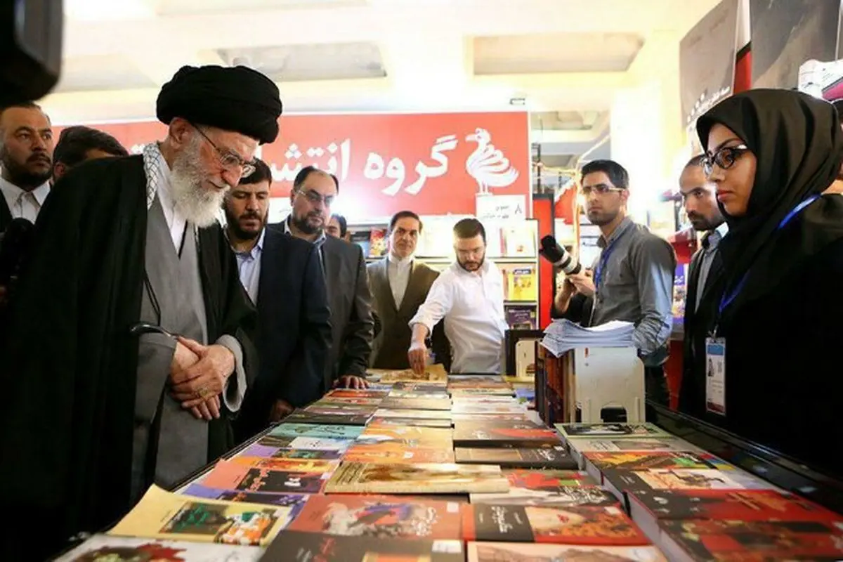 رهبر انقلاب در بازدید از نمایشگاه کتاب تهران: وزیر فرهنگ و وزیر صنعت مسأله کاغذ را حل کنند