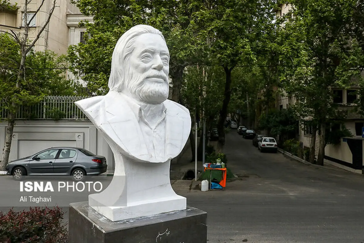 سردیس مرحوم «مشایخی» شبیه او نیست