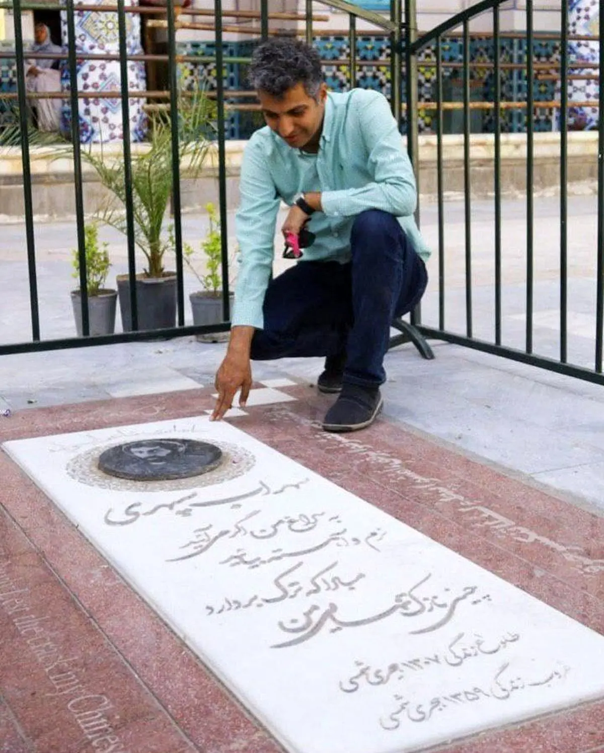 فردوسی‌پور به دیدار سهراب سپهری رفت/عکس
