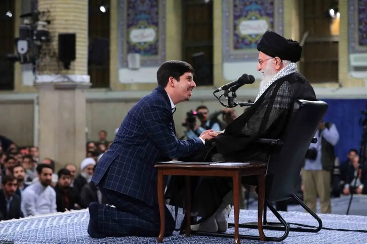 عکسی دیدنی و متفاوت از دیدار دانشجویان با رهبر انقلاب