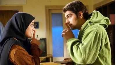 عکس  روز| اولین رونمایی خواهر زیبای نرگس محمدی / شباهت عجیب خواهر محجبه!