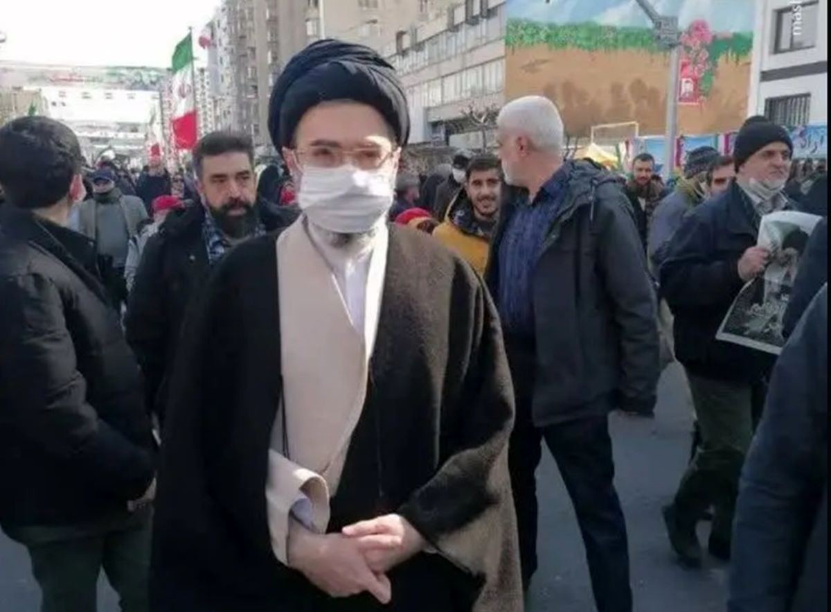 عکس مجتبی خامنه‌ای، فرزند رهبر انقلاب در راهپیمایی ۲۲ بهمن