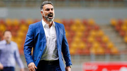 فکری: از خارجی ها بیشتر حمایت می شود چون مرغ همسایه غاز است!