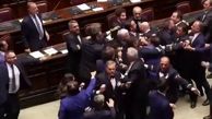 تماشا کنید| زد و خورد نمایندگان در پارلمان ایتالیا