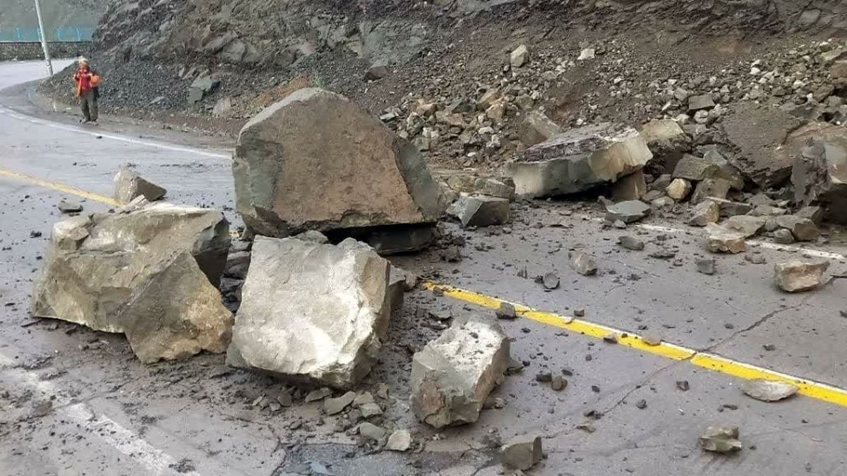 جزییات حادثه سقوط سنگ در جاده کندوان