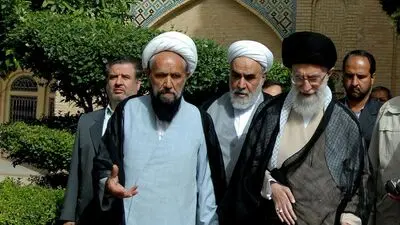 سفر در زمان | حضور رهبر شهید انقلاب در حافظیه شیراز؛ سال ۱۳۸۷ 