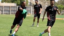 کارتال شاگردانش را به دو گروه تقسیم کرد