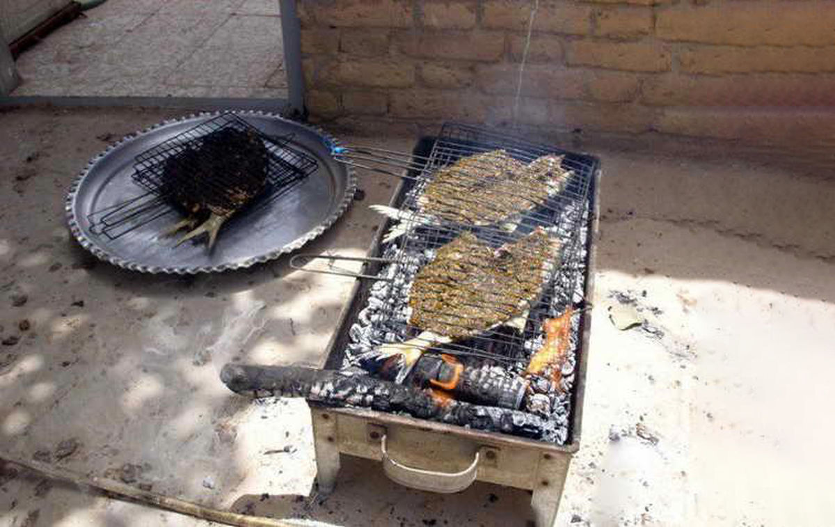 لباسهای کاموایی خیس روی بخاری وسط یک روز برفی