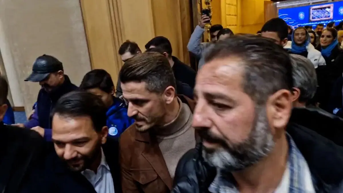خروج طولانی وریا غفوری از جشن استقلالی ها وسط بازار داغ عکس یادگاری!