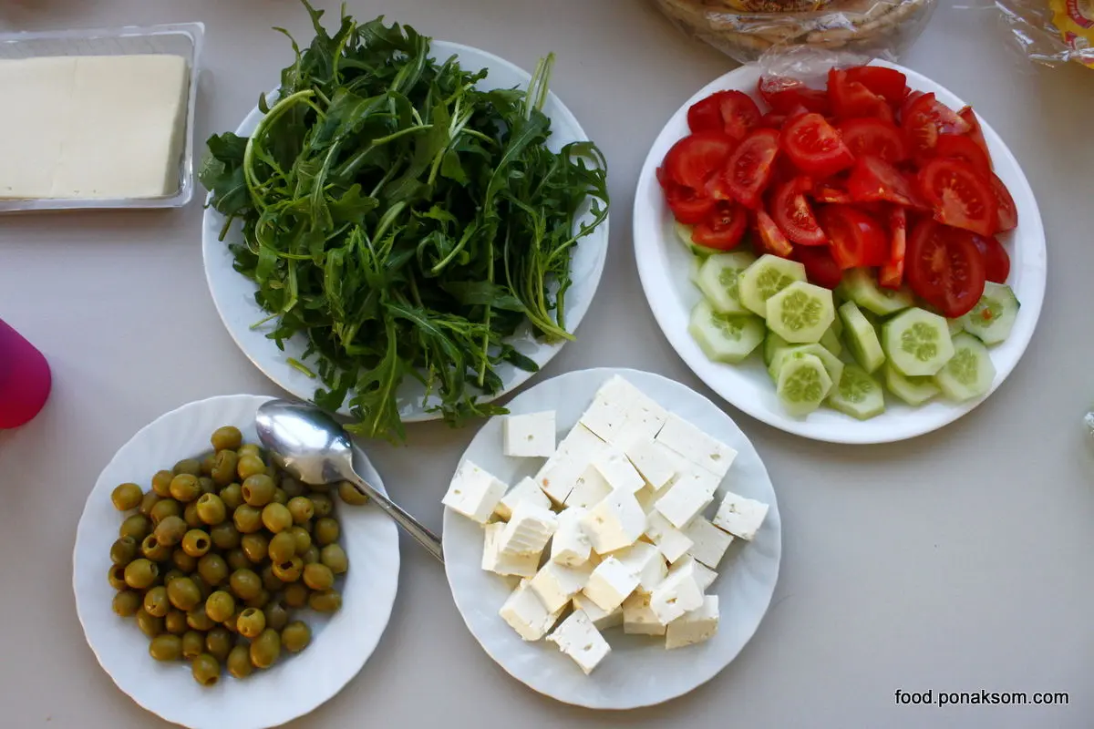 پنیر را با گوجه و خیار نخورید!