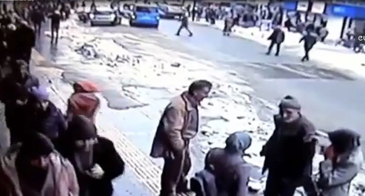 ویدئو: بهمن برف در پیاده رو!