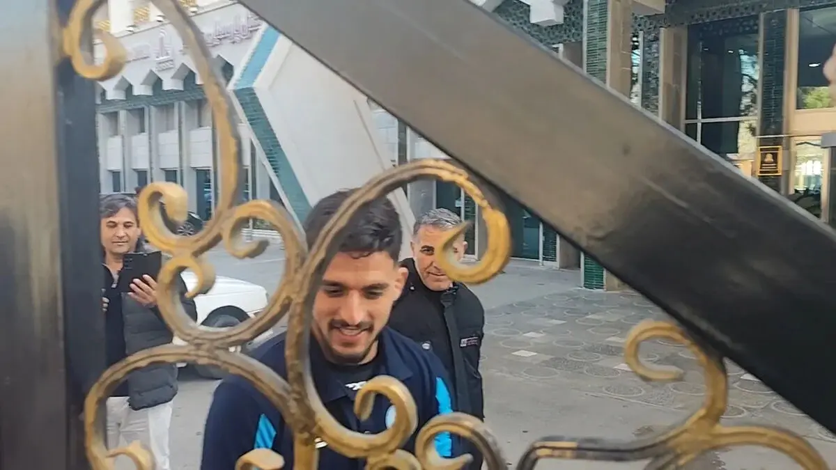 سلفی گرفتن مدافع استقلال با هواداران مقابل هتل
