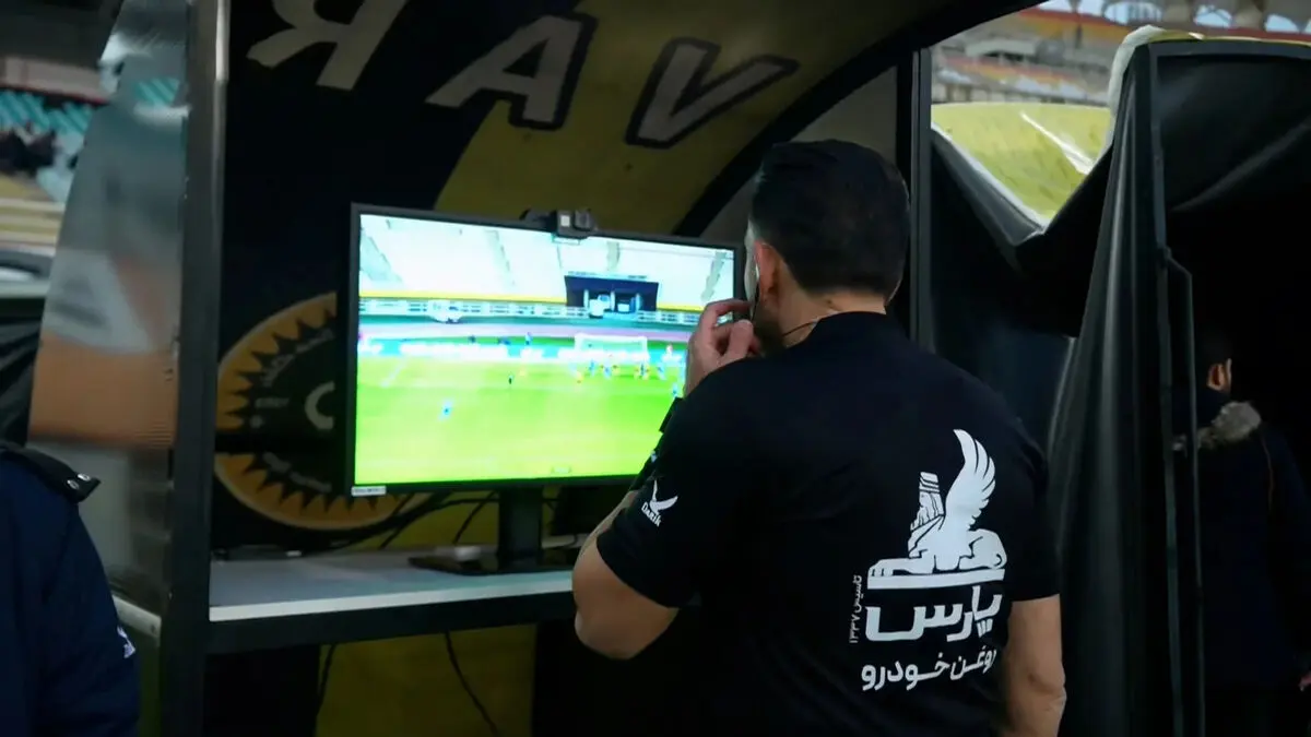 بررسی صحنه مشکوک با VAR و اعلام پنالتی برای استقلال