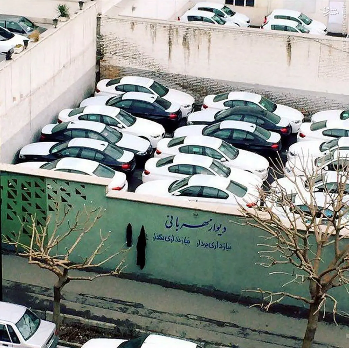 دیوار  تأمل‌برانگیز مهربانی در تهران +عکس