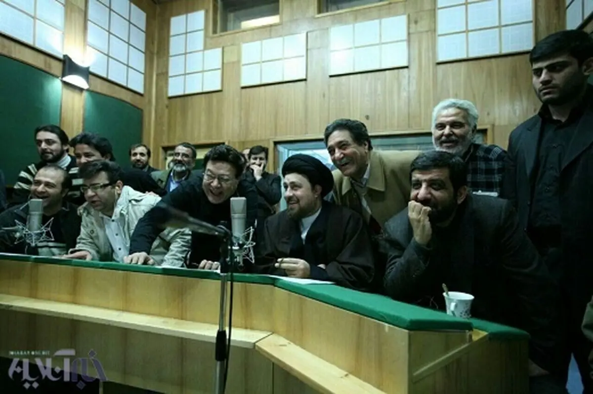تصویری از سیدحسن خمینی در حال دوبله یک برنامه در صدا و سیما