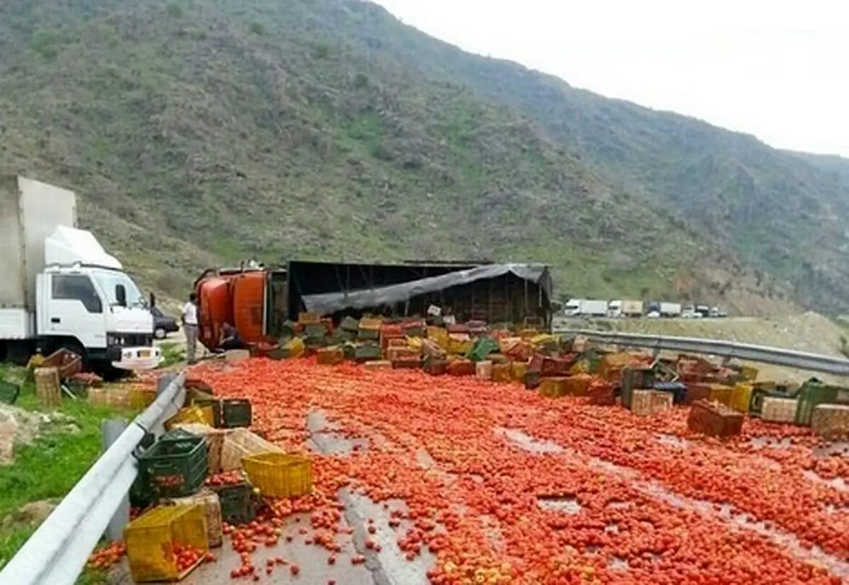 واژگونی کامیون‌ حمل گوجه در کازرون