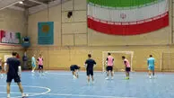 کاپیتان ایران با دماغ چسب زده