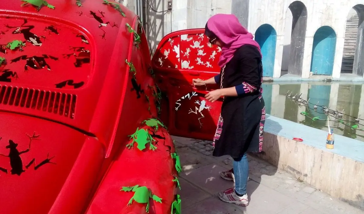 حمله قورباغه‌ها به یک اتومبیل در تهران
