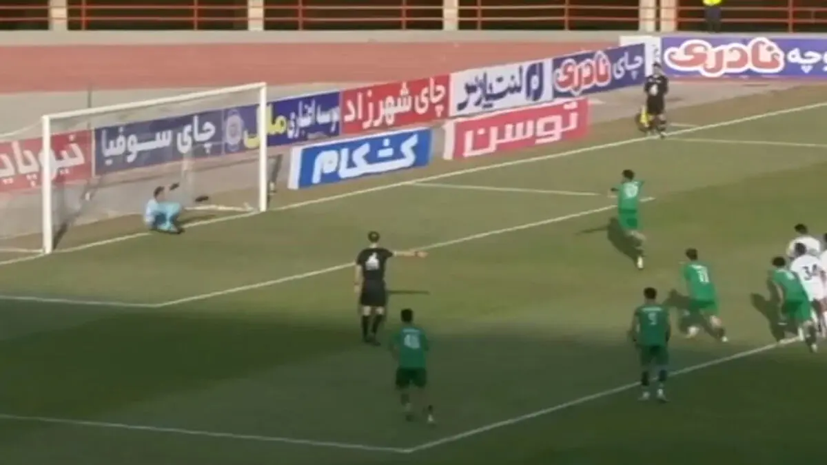گل اول شمس آذر به مس رفسنجان با ضربه پنالتی ربیع‌زاده