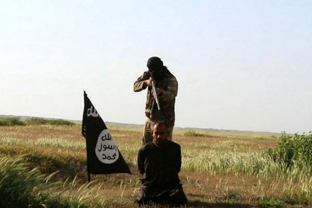 اعدام فجیع مرد عراقی به دست جلاد داعش + تصویر