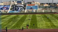 آماده سازی چمن ورزشگاه قلعه حسن خان کمتر از ۹۰ دقیقه قبل از آغاز بازی