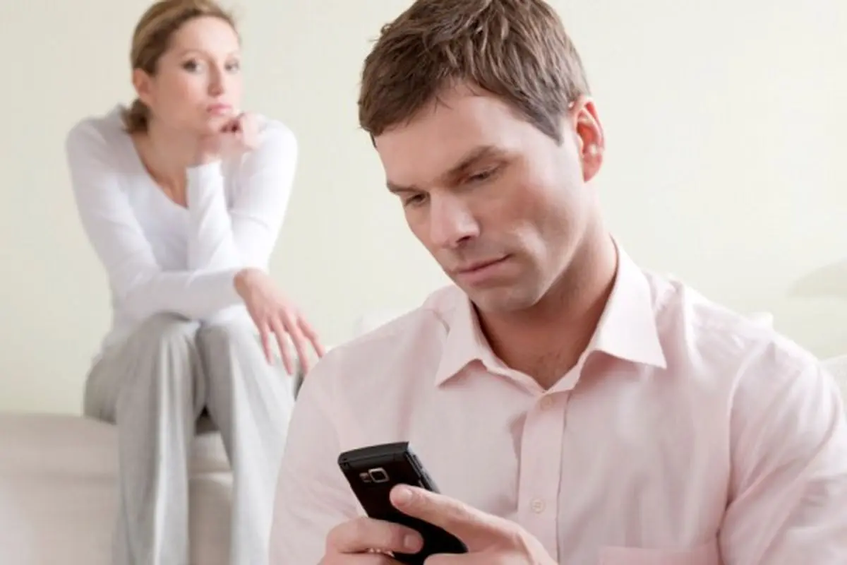 آیا چک کردن گوشی همسر، جرم است؟