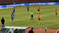 خواهش داور از بازیکن مس؛ بابا، بذار بازی‌مون رو انجام بدیم!