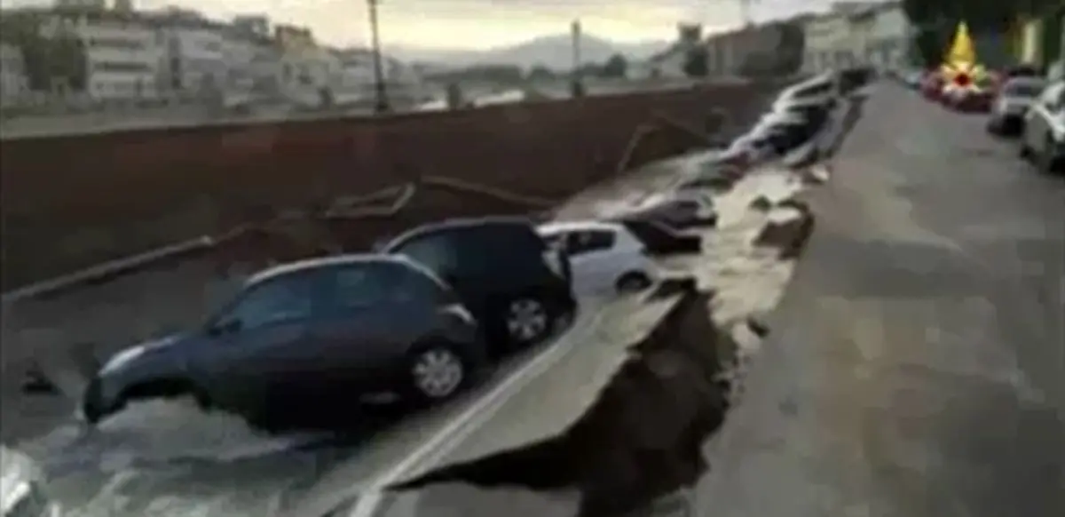 سقوط خودروها به دلیل نشست خیابان / فیلم
