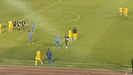 روزبه چشمی و کادرفنی استقلال پس از پایان نیمه اول به سوی آدان رفتند