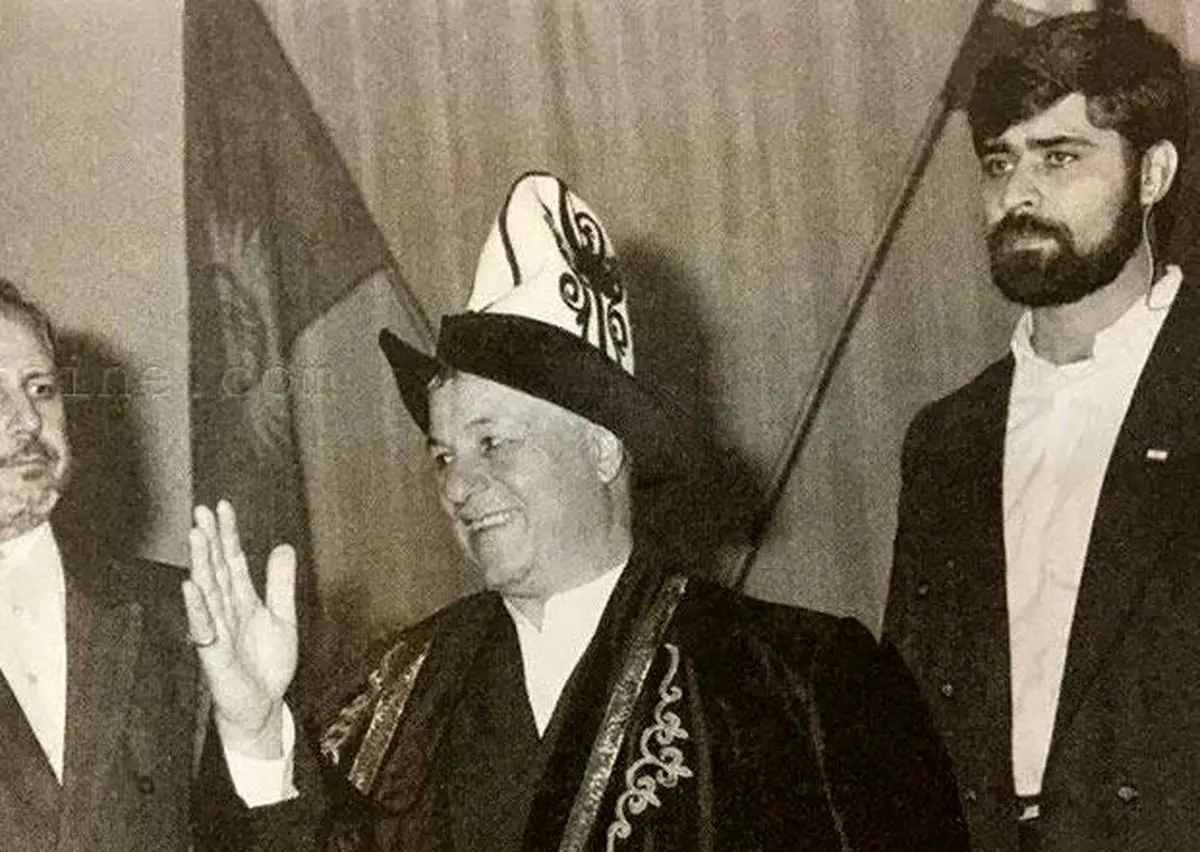 عکس: هاشمی رفسنجانی در لباس قرقیزستانی