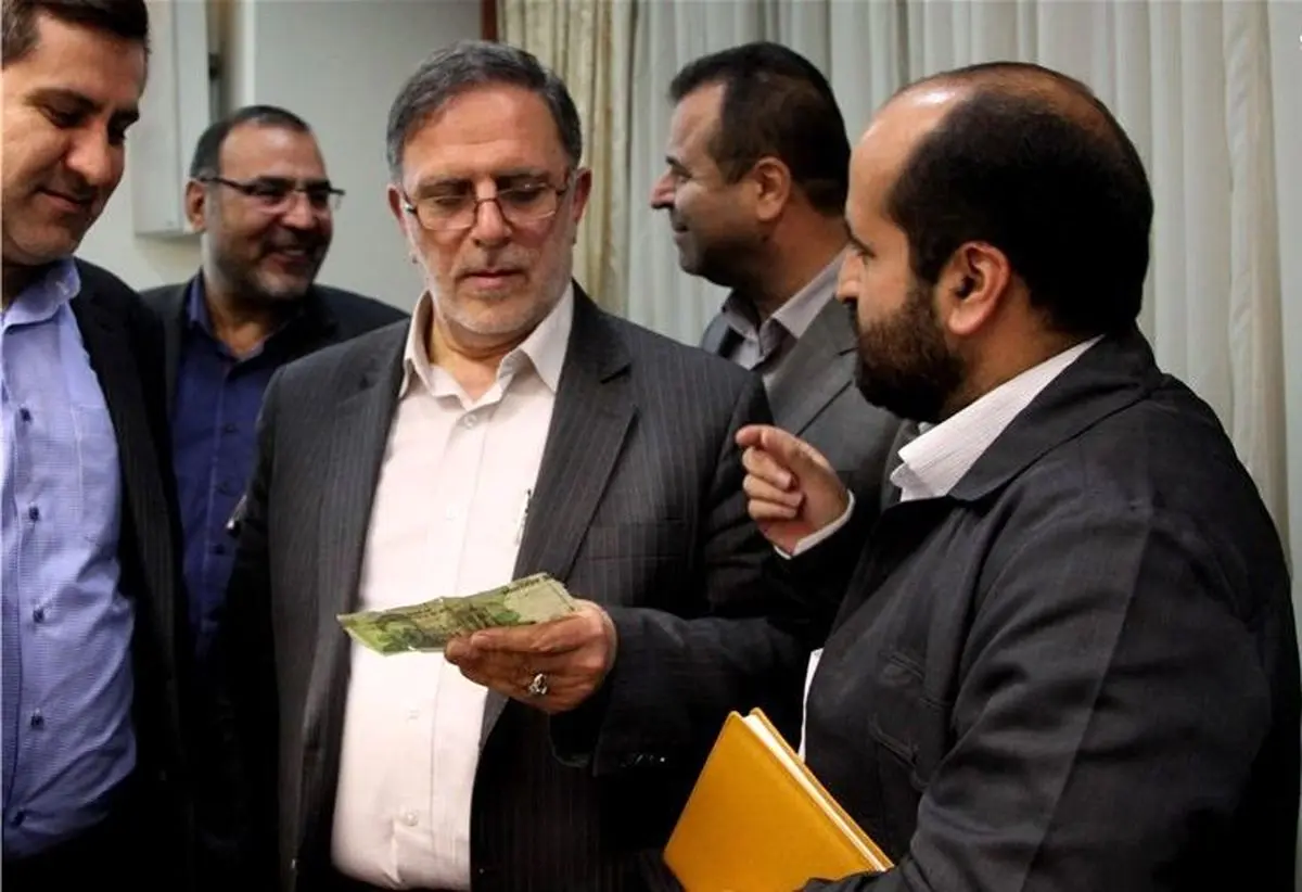 بعد از مدت‌‌ها تکذیب، اسکناس تقلبی به دست رییس کل بانک مرکزی رسید