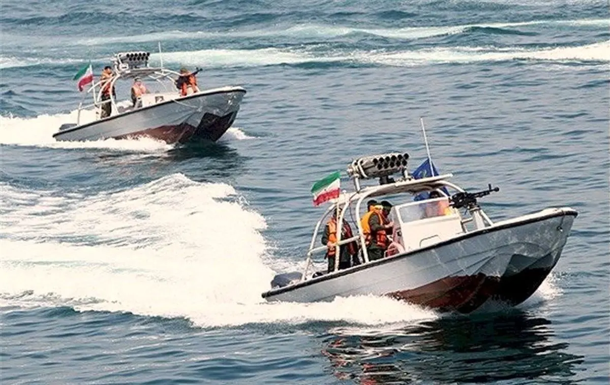 رویترز ادعا کرد: بررسی ناو جنگی آمریکایی توسط قایق‌های سپاه