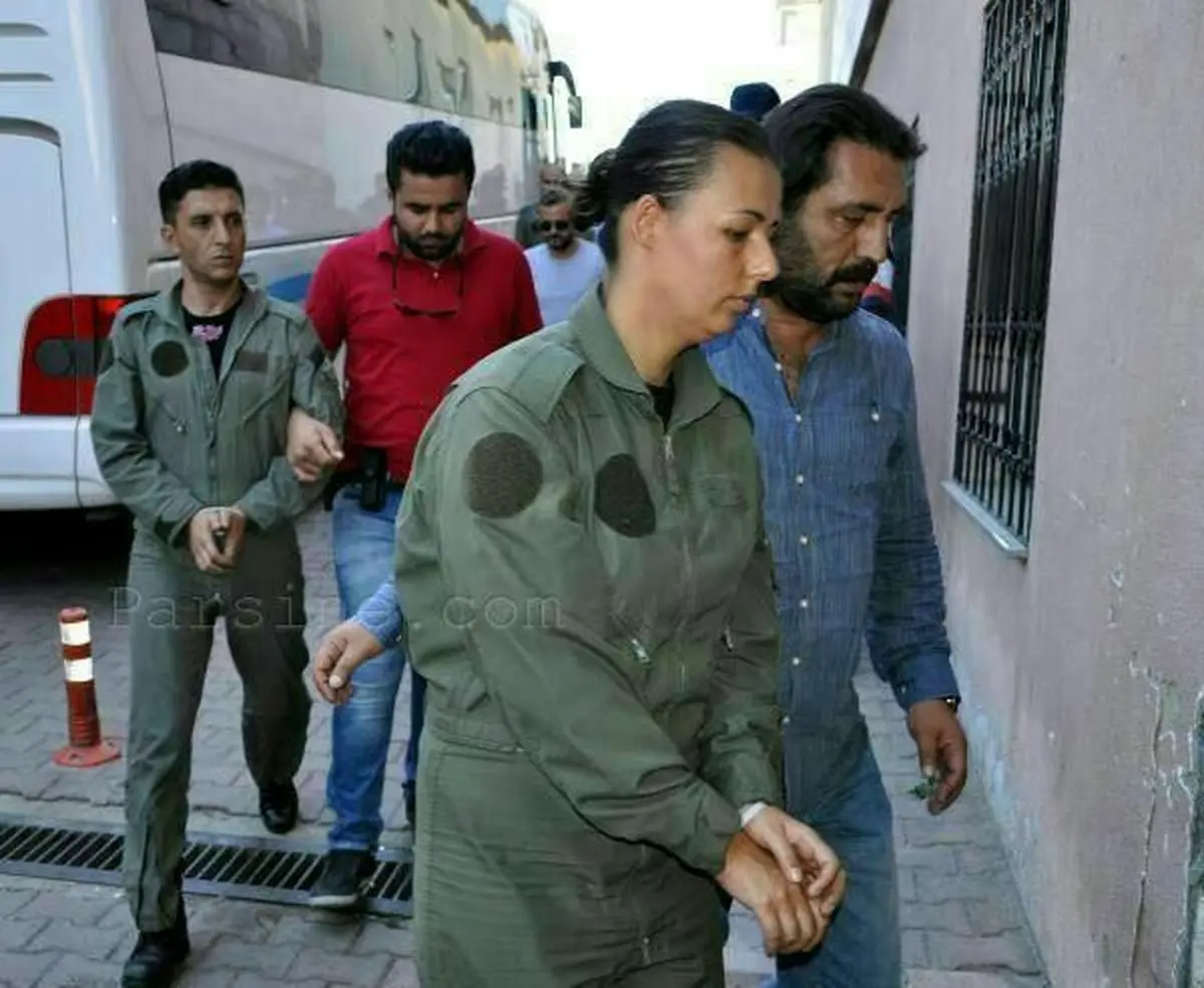 عکس: بازداشت خلبان زن ارتش ترکیه